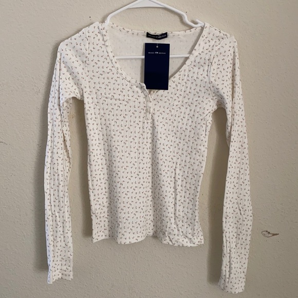 Brandy Melville Tops Brandy Melville Floral Zelly 3 Button Top